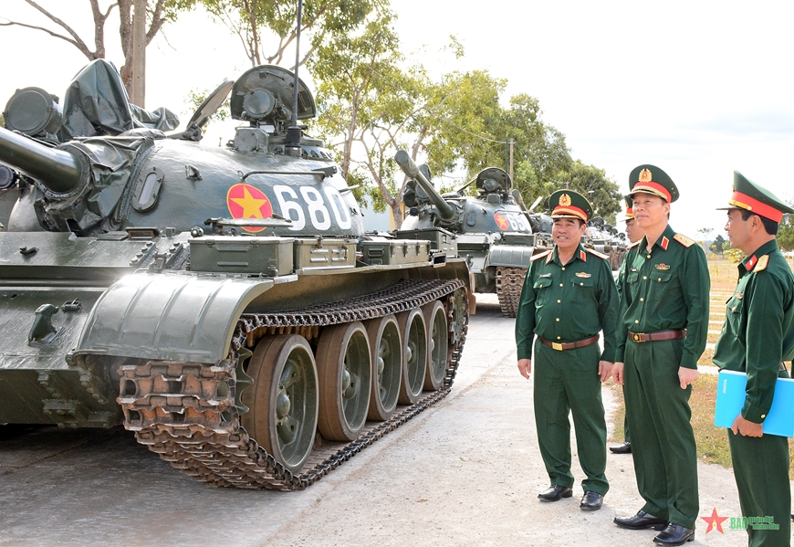 Trung tướng Nguyễn Trọng Bình kiểm tra công tác sẵn sàng chiến đấu tại Lữ đoàn Tăng thiết giáp 273